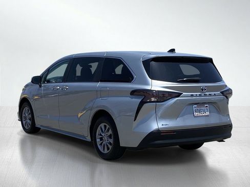 Used 2025 Toyota Sienna LE FWD image 4