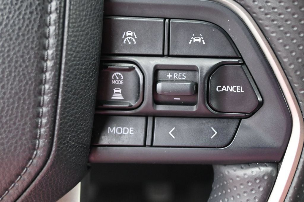 Used 2025 Toyota 4Runner SR5 AWD/4WD image 17
