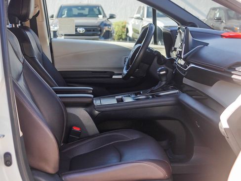 Used 2021 Toyota Sienna Platinum image 16