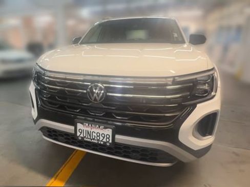 Used 2025 Volkswagen Atlas Peak Edition SE AWD/4WD image 3