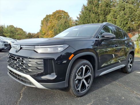 New 2025 Volkswagen Tiguan SE image 2