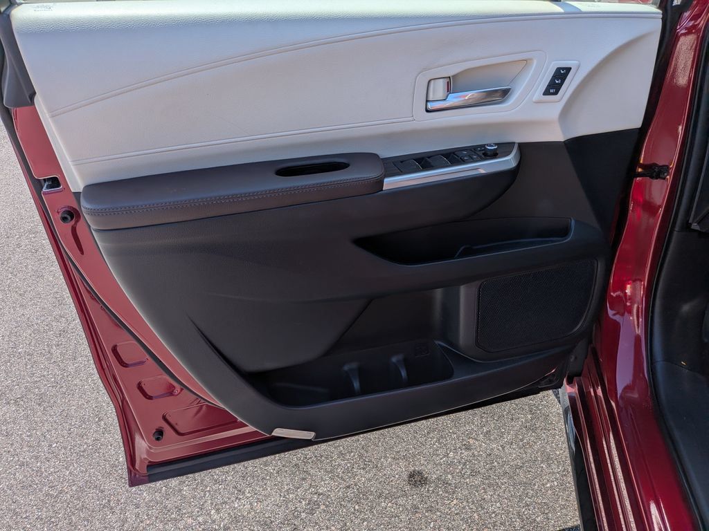 Used 2021 Toyota Sienna Platinum FWD image 9