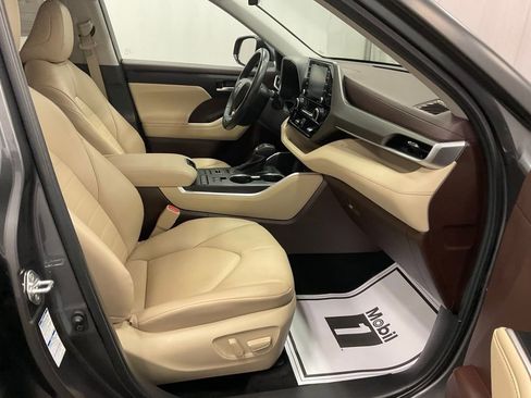 Used 2022 Toyota Highlander XLE image 24