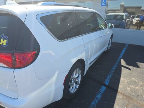 Used 2017 Chrysler Pacifica Touring-L Plus FWD image 8