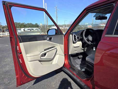 Used 2022 Kia Soul LX image 9