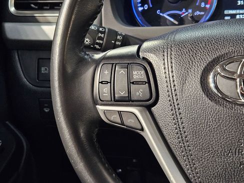 Used 2019 Toyota Highlander XLE FWD image 28