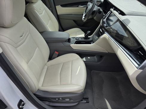 Used 2020 Cadillac XT6 Premium Luxury FWD image 3