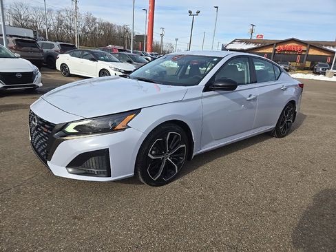 Used 2023 Nissan Altima 2.5 SR w/ SR Premium Package image 3