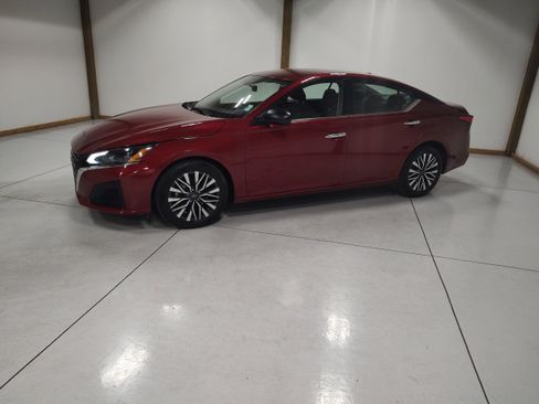 Used 2024 Nissan Altima 2.5 SV FWD image 4