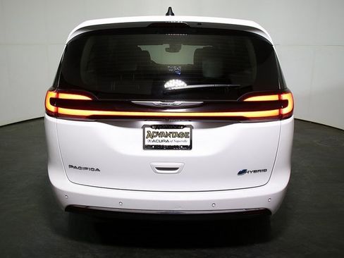Used 2024 Chrysler Pacifica Select image 10
