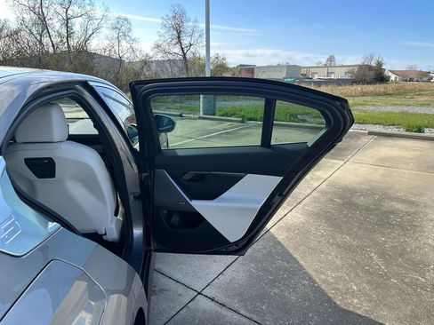 Certified 2024 BMW 530i w/ Convenience Package image 28