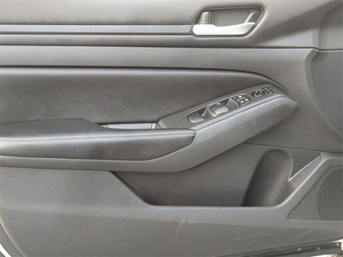 Used 2024 Nissan Altima 2.5 SV image 11