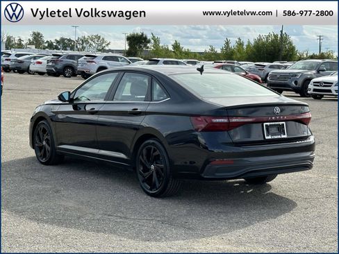 Certified 2025 Volkswagen Jetta SE w/ Sunroof Package image 4