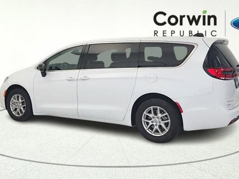 Used 2024 Chrysler Pacifica Touring-L FWD image 5