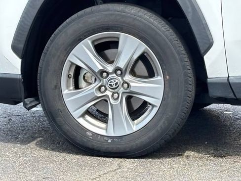 Used 2022 Toyota RAV4 XLE w/ Convenience Package FWD image 6