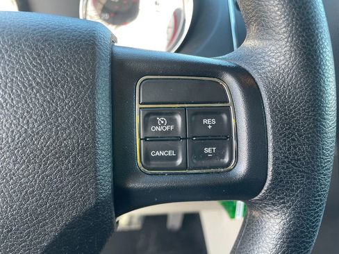 Used 2018 Dodge Grand Caravan SE w/ UConnect Hands-Free Group image 17