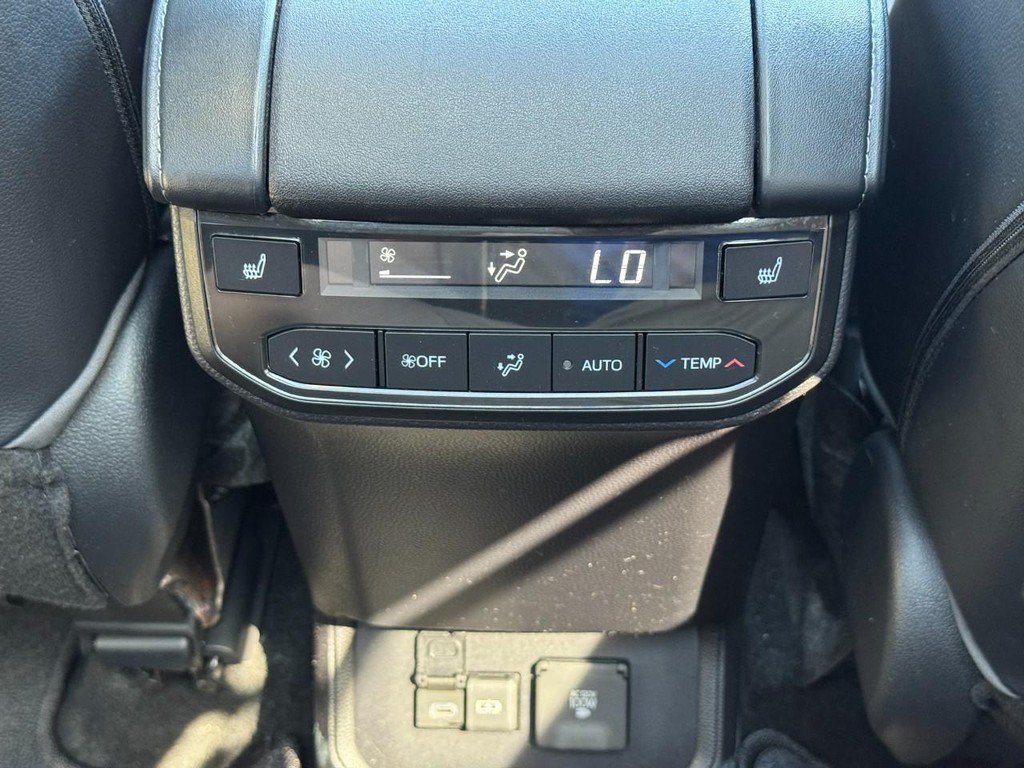 Used 2023 Toyota Highlander Platinum FWD image 17