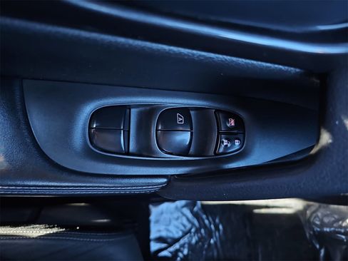 Used 2020 Nissan Rogue S image 28