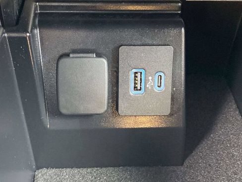 Used 2024 Ford Explorer XLT w/ Equipment Group 202A AWD/4WD image 29