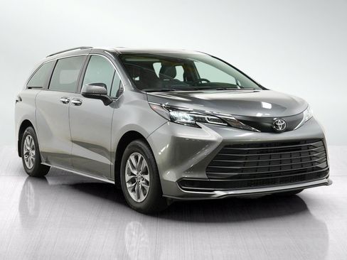 Used 2026 Toyota Sienna XLE FWD image 7