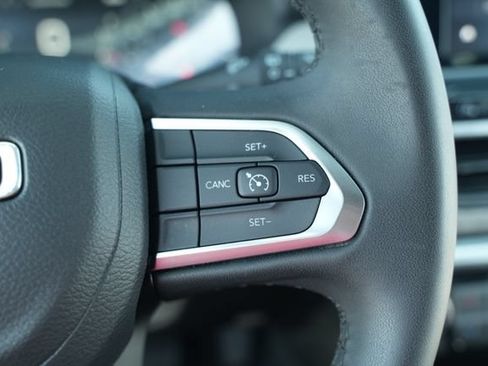 Used 2025 Jeep Compass Latitude AWD/4WD image 32