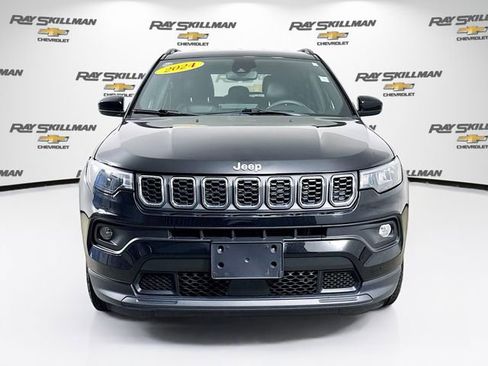 Used 2024 Jeep Compass Latitude AWD/4WD image 2