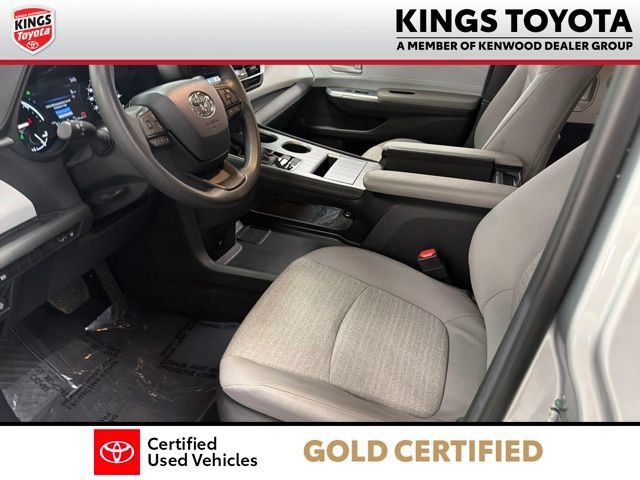 Used 2025 Toyota Sienna LE AWD/4WD image 17