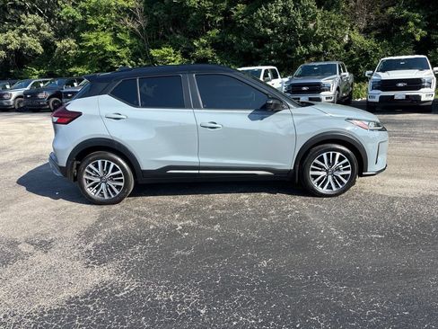 Used 2021 Nissan Kicks SR w/ SR Premium Package FWD image 2