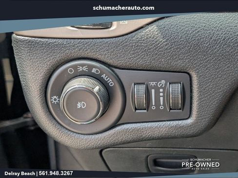 Used 2015 Jeep Cherokee Latitude FWD image 28