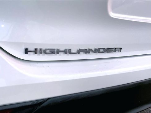 Used 2021 Toyota Highlander L image 11
