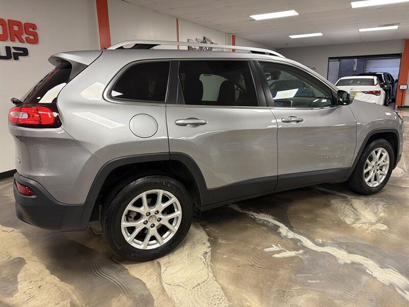 Used 2018 Jeep Cherokee Latitude Plus w/ Comfort/Convenience Group FWD image 13
