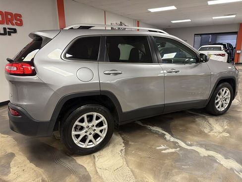 Used 2018 Jeep Cherokee Latitude Plus w/ Comfort/Convenience Group FWD image 13