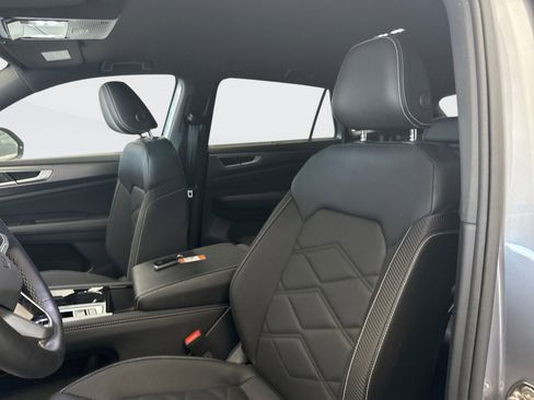 Used 2025 Volkswagen Atlas Cross Sport SE image 9