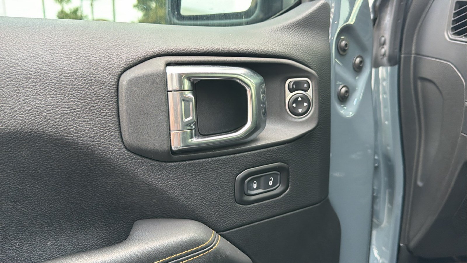 Used 2025 Jeep Gladiator Sport AWD/4WD image 12