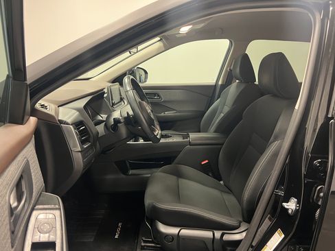 Used 2023 Nissan Rogue S image 14