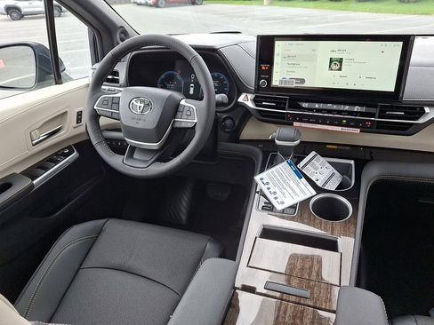 New 2026 Toyota Sienna Platinum image 10