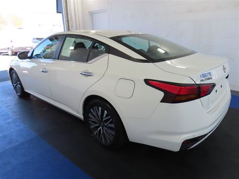 Used 2025 Nissan Altima 2.5 SV FWD image 10