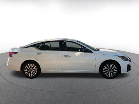 Used 2025 Nissan Altima 2.5 SV image 8