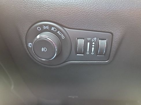 Used 2023 Jeep Compass Latitude w/ Convenience Group AWD/4WD image 28