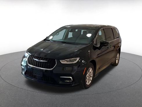 Used 2024 Chrysler Pacifica Touring-L image 7