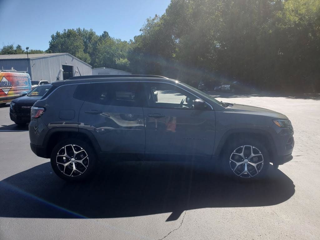 Used 2024 Jeep Compass Latitude AWD/4WD image 4