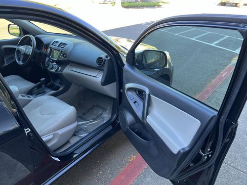 Used 2011 Toyota RAV4 2WD w/ Base L4 Extra Value Pkg image 9