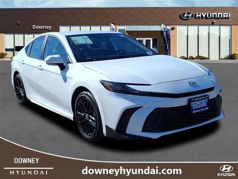 Used 2025 Toyota Camry SE image 3