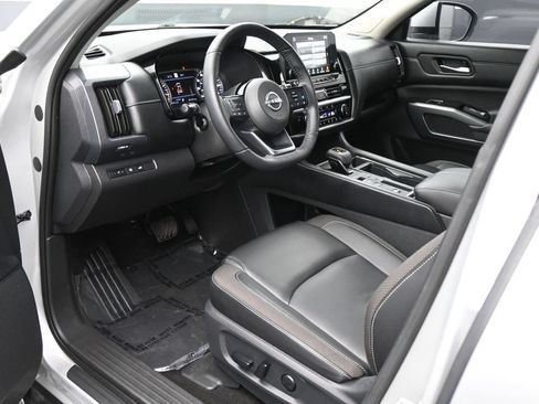 Used 2024 Nissan Pathfinder SL w/ SL Premium Package FWD image 2