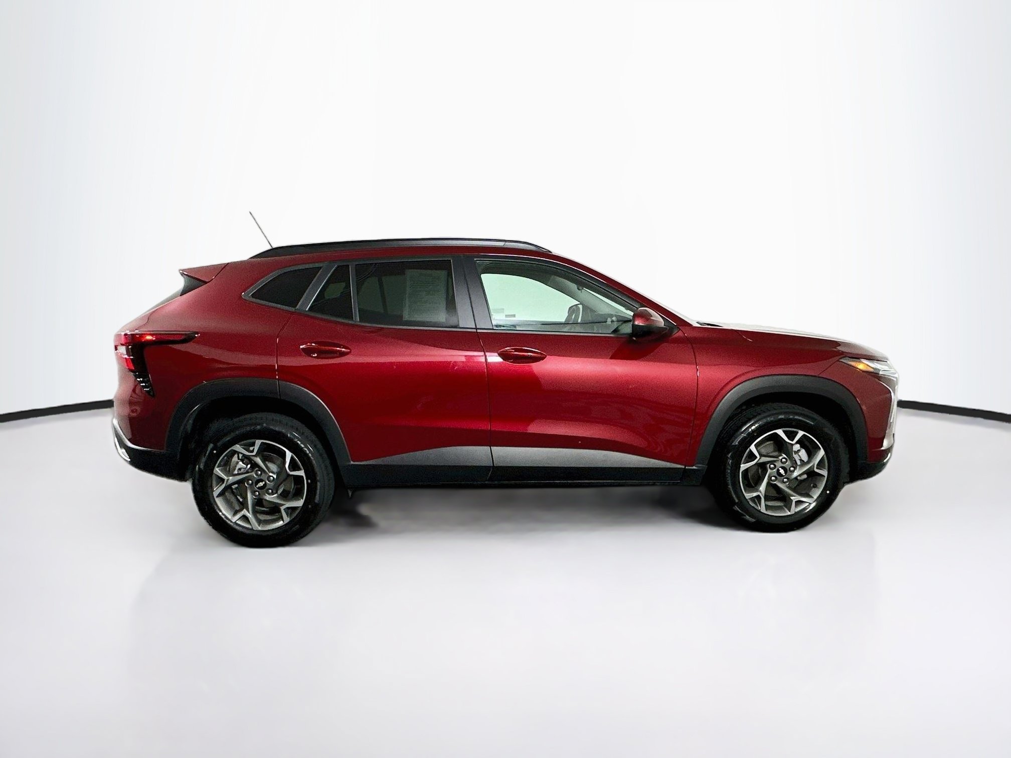 Used 2025 Chevrolet Trax LT FWD image 10