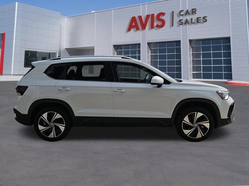 Used 2025 Volkswagen Taos SE AWD/4WD image 5