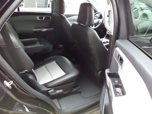 Used 2024 Ford Explorer XLT w/ Equipment Group 202A AWD/4WD image 7