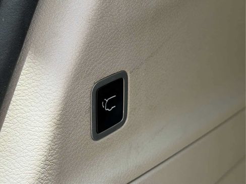 Used 2024 Chrysler Pacifica Touring-L FWD image 24