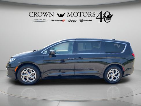 Used 2024 Chrysler Pacifica Limited FWD image 8