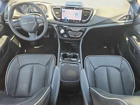 Used 2025 Chrysler Pacifica Limited FWD image 14
